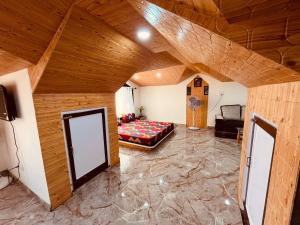 - un grand salon avec un canapé et une table dans l'établissement Green Lodge Farmstay by Highland Monk, à Shimla