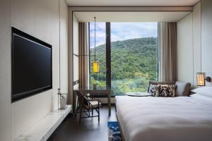 台北的住宿－台北士林萬麗酒店，酒店客房设有一张床和一个大窗户