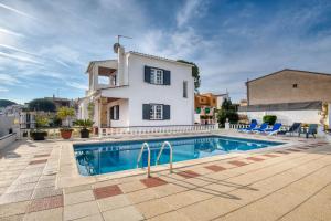 een villa met een zwembad voor een huis bij La Paloma in L'Escala