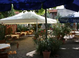 Hotel & Weinstube Restaurant Filling tesisinde bir restoran veya yemek mekanı