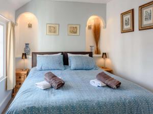Un pat sau paturi într-o cameră la 1 Bed in Presteigne 55285
