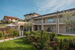 an image of a house with a garden at Re Ottone Rooms in Lazise