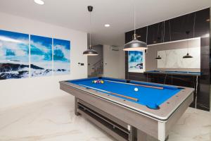 Billiards table sa Luxury Villa ReMi near Medulin with wellness and sea view