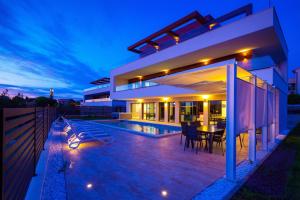 プレマントゥーラにあるLuxury Villa ReMi near Medulin with wellness and sea viewのプールと家のあるヴィラ