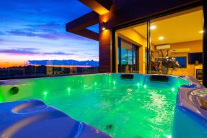 プレマントゥーラにあるLuxury Villa ReMi near Medulin with wellness and sea viewの家の真ん中にある温水浴槽 +37枚の写真