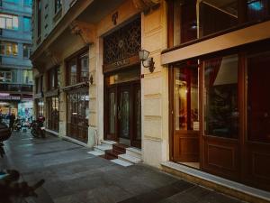 Dervish Han Boutique Hotel في إسطنبول: شارع المدينة به مجموعة من المحلات والمباني