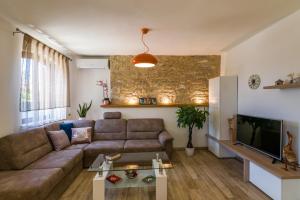 Posedenie v ubytovaní Villa Pietra for 6 people near Fažana with sea view - children playground & pet friendly