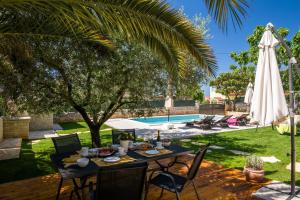 Bazén v ubytovaní Villa Pietra for 6 people near Fažana with sea view - children playground & pet friendly alebo v jeho blízkosti