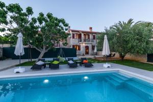 Bazén v ubytovaní Villa Pietra for 6 people near Fažana with sea view - children playground & pet friendly alebo v jeho blízkosti + 25 fotografií