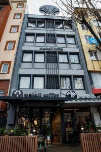 een gebouw met een bord aan de voorkant bij Mahall Hotel in Istanbul