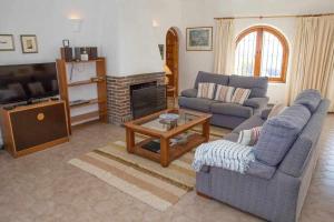 sala de estar con 2 sofás y chimenea en Casa de montaña de 3 dormitorios con vistas al mar, en Mojácar