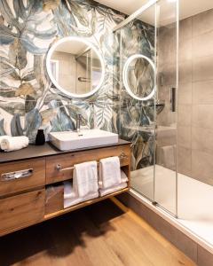 A bathroom at Hotel Piz Badus