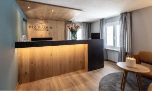 A television and/or entertainment centre at Hotel Piz Badus