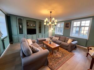 uma sala de estar com dois sofás e uma mesa em Château le Withof em Bourbourg