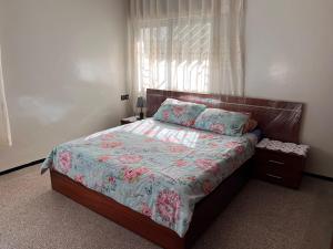 1 dormitorio con cama y ventana en Beautiful 2-Bed Apartment in Rabat Hay Riad, en Kouas