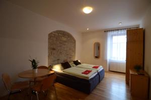 Apartments Karlin في براغ: غرفة نوم بسرير وطاولة وكراسي