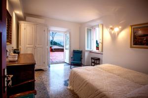 - une chambre avec un lit, un bureau et une fenêtre dans l'établissement Villa delle Palme - Goelba, à Capo D'Arco