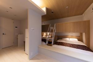 松山大街道HOTELさくら- unmanned hotel - في ماتسوياما: غرفة نوم بسرير كبير مع اللوح الخشبي