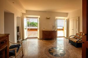 - un salon avec un canapé et une table dans l'établissement Villa delle Palme - Goelba, à Capo D'Arco