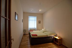 Postel nebo postele na pokoji v ubytování Apartments Karlin