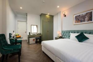 Ліжко або ліжка в номері Gatsby Central Hotel Hanoi