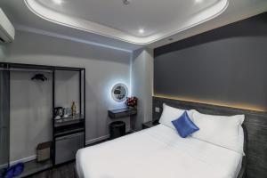 Ліжко або ліжка в номері Gatsby Central Hotel Hanoi