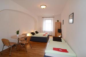 Postel nebo postele na pokoji v ubytování Apartments Karlin