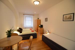 Postel nebo postele na pokoji v ubytování Apartments Karlin