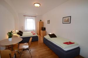 Postel nebo postele na pokoji v ubytování Apartments Karlin