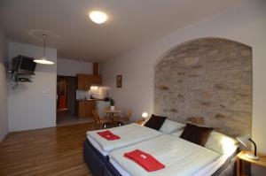 Postel nebo postele na pokoji v ubytování Apartments Karlin