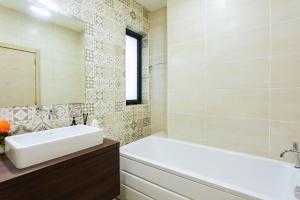 Et badeværelse på Amazing Executive 2 Bedroom Available