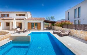 Bazén v ubytování Villa Tea in Central Istria with private pool for 10 persons nebo v jeho okolí