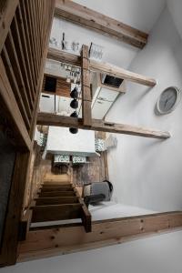 een trap in een kamer met houten balken bij Százéves ház - Vérteskozma 48 in Gánt
