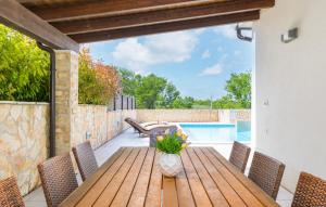 Bazén v ubytování Villa Tea in Central Istria with private pool for 10 persons nebo v jeho okolí