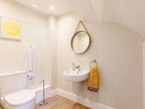 Coughton的住宿－3 Bed in Alcester 88398，白色的浴室设有卫生间和水槽。