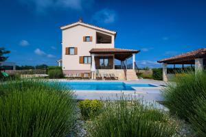Bazén v ubytovaní Villa Stokovci in Central Istria for families and kids with a large garden and playground alebo v jeho blízkosti