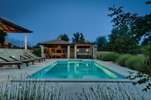 Bazén v ubytovaní Villa Stokovci in Central Istria for families and kids with a large garden and playground alebo v jeho blízkosti