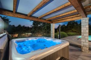 Bazén v ubytovaní Villa Stokovci in Central Istria for families and kids with a large garden and playground alebo v jeho blízkosti