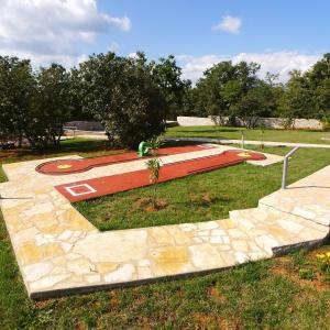 Zahrada ubytování Villa Stokovci in Central Istria for families and kids with a large garden and playground