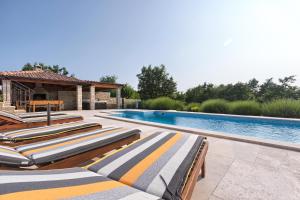 Bazén v ubytovaní Villa Stokovci in Central Istria for families and kids with a large garden and playground alebo v jeho blízkosti