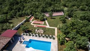 Bazén v ubytování Villa Stokovci in Central Istria for families and kids with a large garden and playground nebo v jeho okolí + 28 fotografií