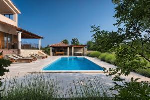 Bazén v ubytovaní Villa Stokovci in Central Istria for families and kids with a large garden and playground alebo v jeho blízkosti