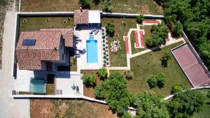 Bazén v ubytovaní Villa Stokovci in Central Istria for families and kids with a large garden and playground alebo v jeho blízkosti