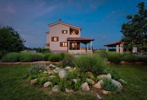 Vonkajšia záhrada v ubytovaní Villa Stokovci in Central Istria for families and kids with a large garden and playground