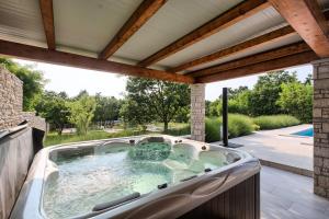 Bazén v ubytovaní Villa Stokovci in Central Istria for families and kids with a large garden and playground alebo v jeho blízkosti