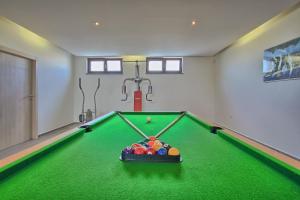 Biliardový stôl v ubytovaní Villa Stokovci in Central Istria for families and kids with a large garden and playground