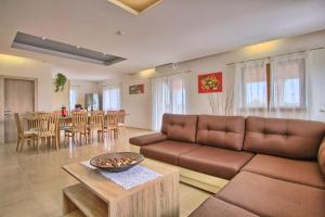 Posedenie v ubytovaní Villa Stokovci in Central Istria for families and kids with a large garden and playground