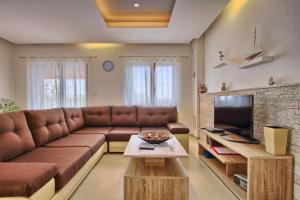 Posedenie v ubytovaní Villa Stokovci in Central Istria for families and kids with a large garden and playground