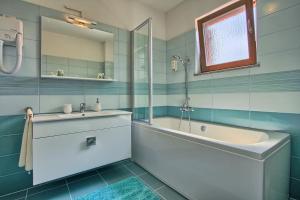 Kúpeľňa v ubytovaní Villa Stokovci in Central Istria for families and kids with a large garden and playground
