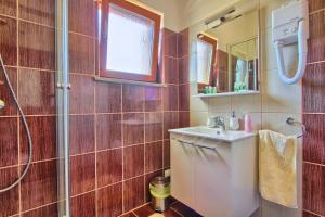 Kúpeľňa v ubytovaní Villa Stokovci in Central Istria for families and kids with a large garden and playground